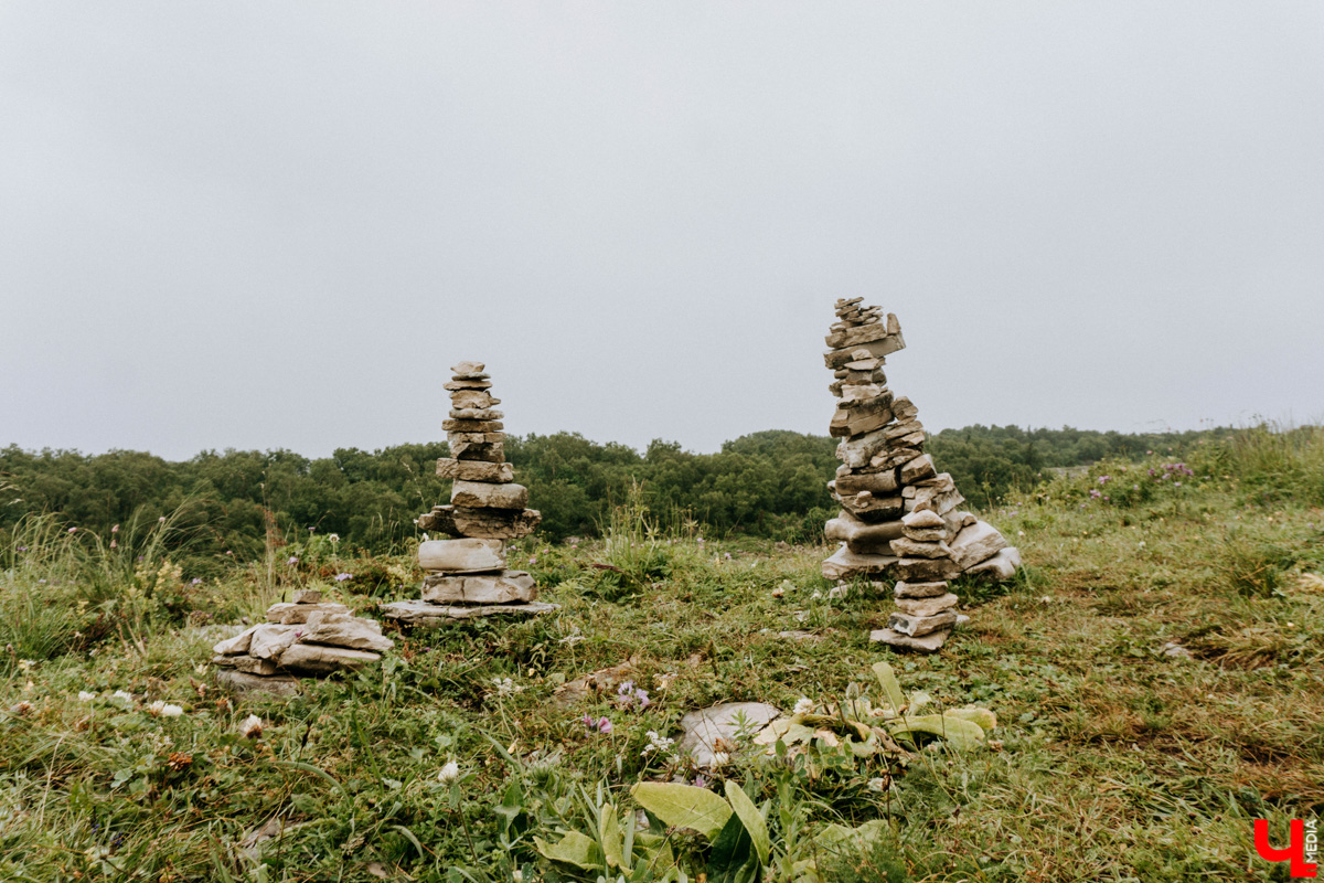 «Лучше гор бывают только горы» — эта присказка знакома каждому, кто хоть раз бывал на юге. Проверим её на практике. Как подготовиться к путешествию по вершинам, чего от него ожидать и стоит ли вообще отправляться на рискованную прогулку? Испытано на себе. Фотографии, от которых кружится голова, прилагаются.