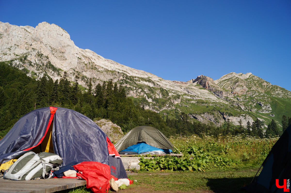 «Лучше гор бывают только горы» — эта присказка знакома каждому, кто хоть раз бывал на юге. Проверим её на практике. Как подготовиться к путешествию по вершинам, чего от него ожидать и стоит ли вообще отправляться на рискованную прогулку? Испытано на себе. Фотографии, от которых кружится голова, прилагаются.