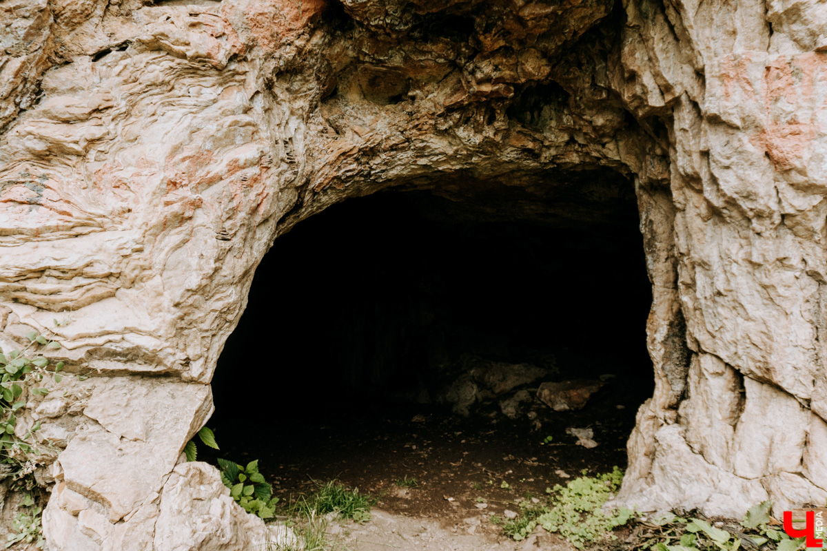 «Лучше гор бывают только горы» — эта присказка знакома каждому, кто хоть раз бывал на юге. Проверим её на практике. Как подготовиться к путешествию по вершинам, чего от него ожидать и стоит ли вообще отправляться на рискованную прогулку? Испытано на себе. Фотографии, от которых кружится голова, прилагаются.