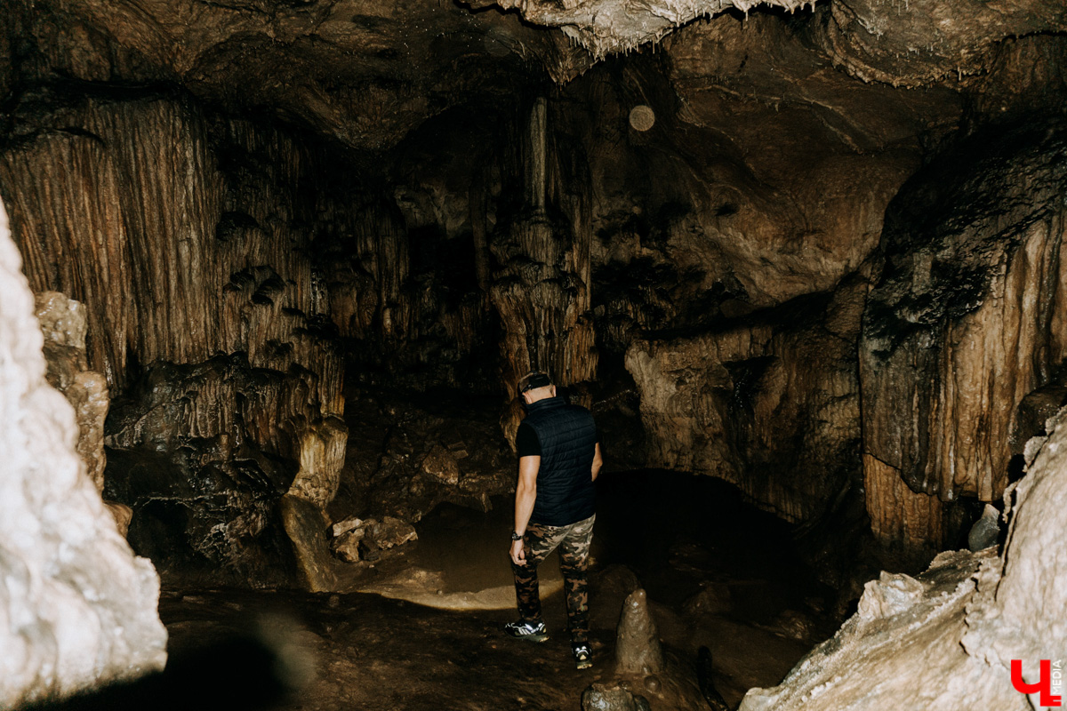 «Лучше гор бывают только горы» — эта присказка знакома каждому, кто хоть раз бывал на юге. Проверим её на практике. Как подготовиться к путешествию по вершинам, чего от него ожидать и стоит ли вообще отправляться на рискованную прогулку? Испытано на себе. Фотографии, от которых кружится голова, прилагаются.