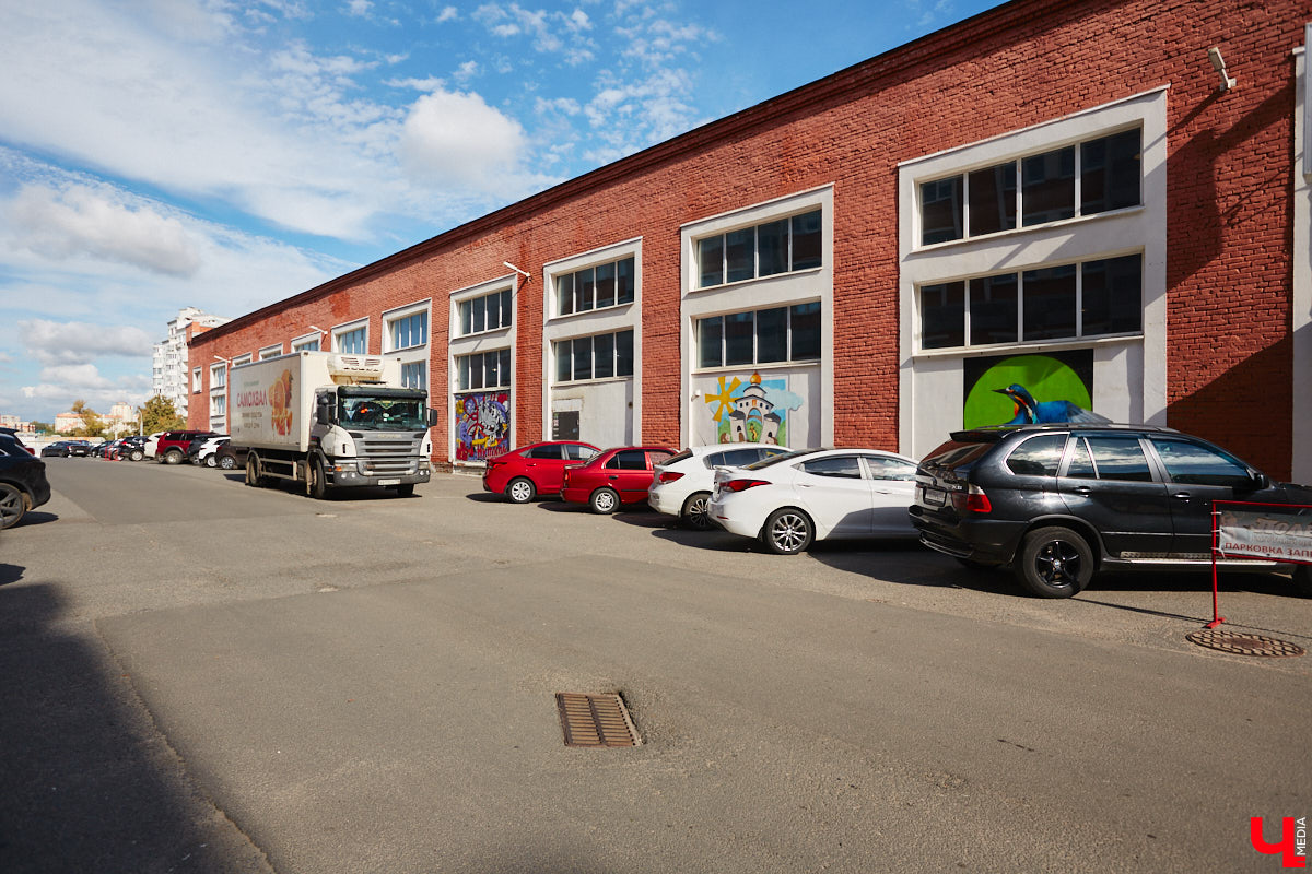 В коллекции владимирских стрит-артов прибавление – сразу плюс три новых рисунка. Все они сделаны профессиональными художниками в рамках фестиваля уличного искусства «Загфест».