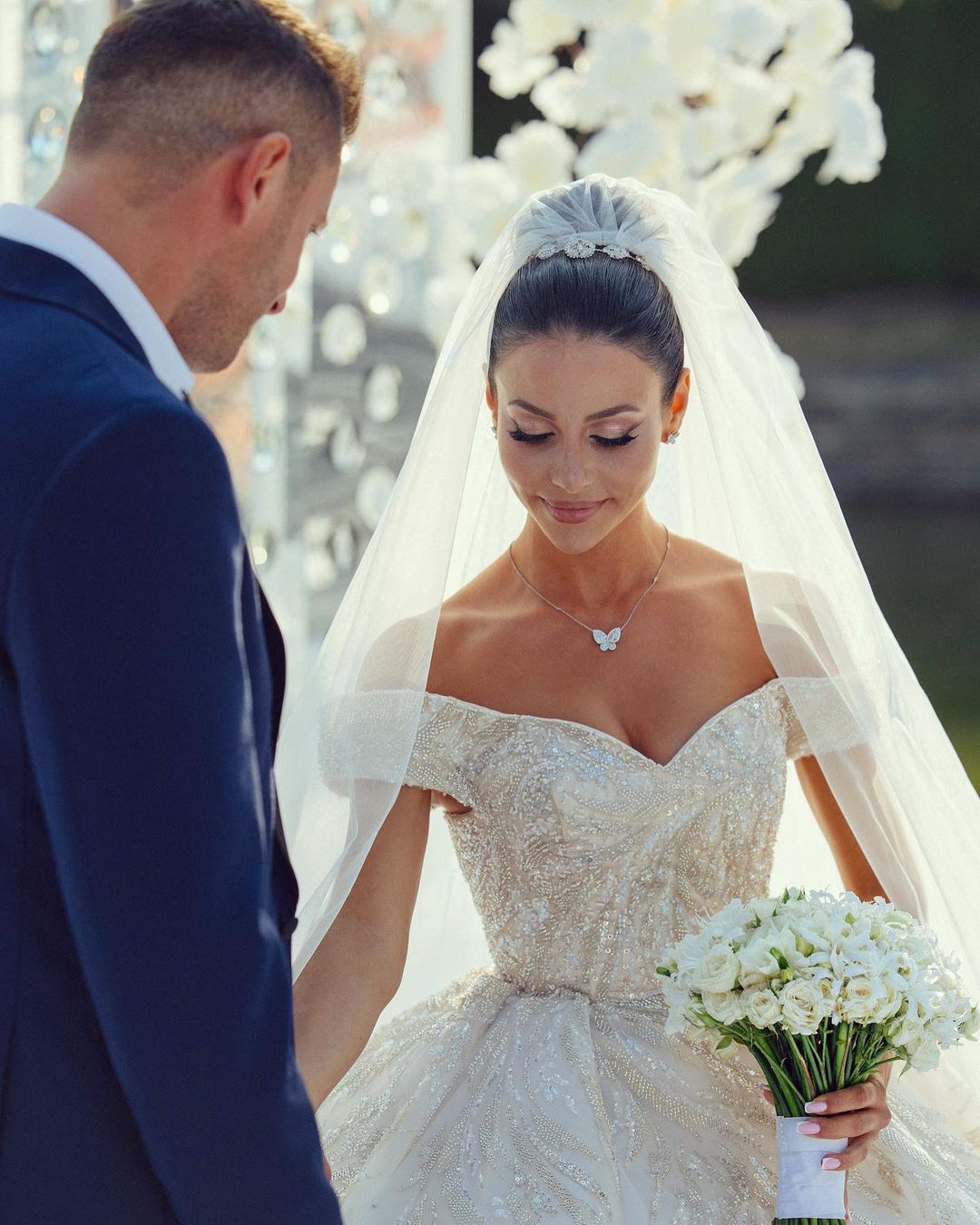 Валерия Кравченко из Владимира приняла участие в создании саундтрека к сериалу «Жизнь по вызову» режиссера Сарика Андреасяна. Главную роль в нем играет Павел Прилучный. Как ей это удалось? Мы задали Валерии тот же вопрос.