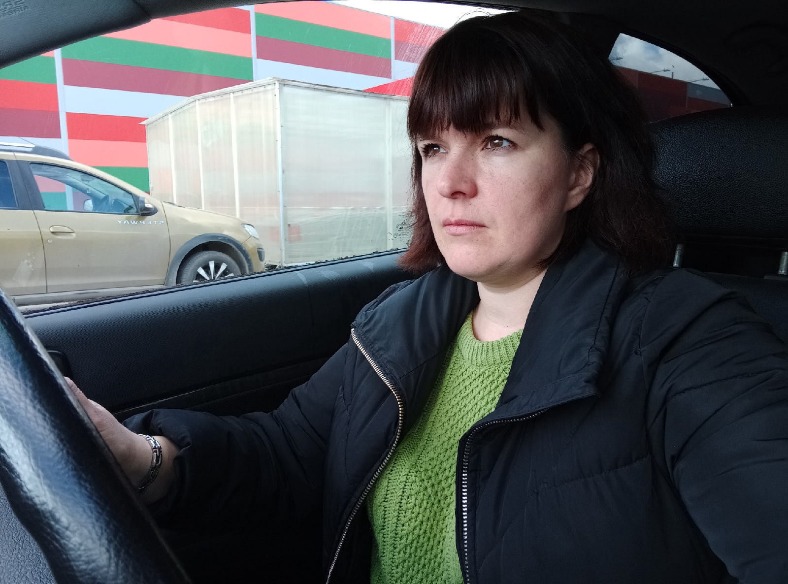 На дорогах Владимира закрашивают левые повороты. Но новой разметкой жители города уже недовольны. Из-за сплошных линий водители вынуждены стоять в длинных пробках. «Ключ-Медиа» узнал женский взгляд на проблему.