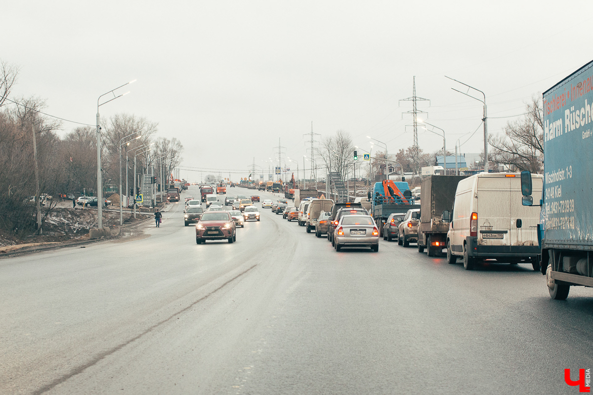 На дорогах Владимира закрашивают левые повороты. Но новой разметкой жители города уже недовольны. Из-за сплошных линий водители вынуждены стоять в длинных пробках. «Ключ-Медиа» узнал женский взгляд на проблему.