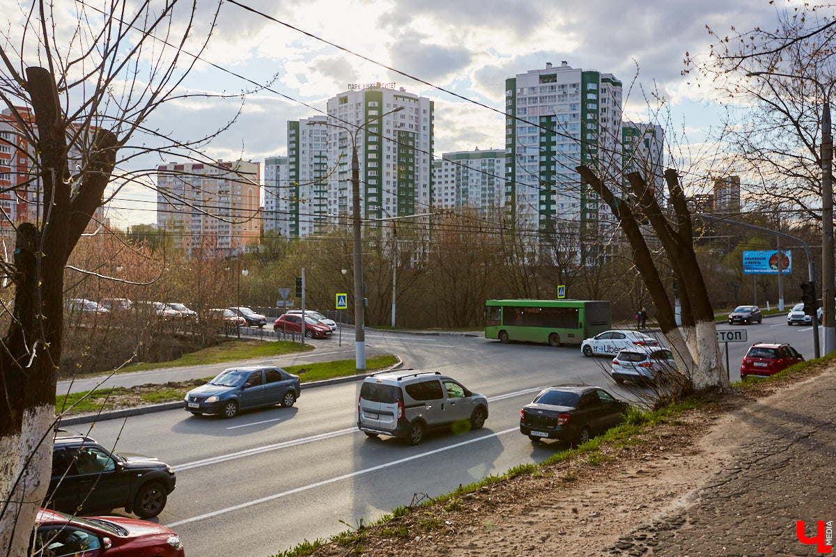 На дорогах Владимира закрашивают левые повороты. Но новой разметкой жители города уже недовольны. Из-за сплошных линий водители вынуждены стоять в длинных пробках. «Ключ-Медиа» узнал женский взгляд на проблему.