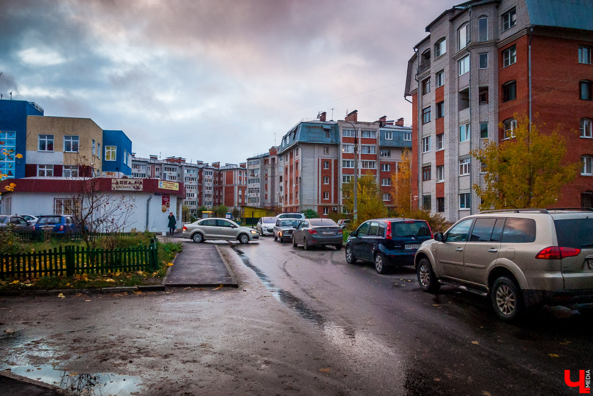 На дорогах Владимира закрашивают левые повороты. Но новой разметкой жители города уже недовольны. Из-за сплошных линий водители вынуждены стоять в длинных пробках. «Ключ-Медиа» узнал женский взгляд на проблему.