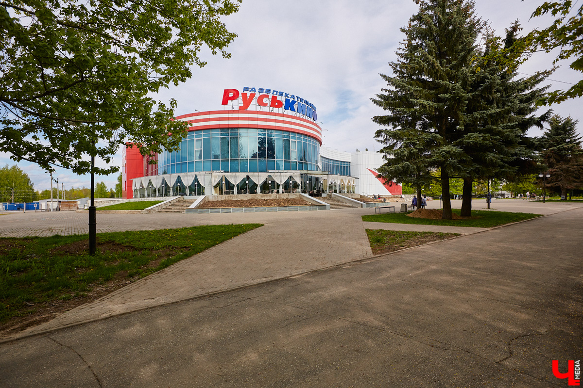 17 декабря 1978 года в Добром открылся кинотеатр «Русь», который поразил воображение жителей всего города. А на прошлой неделе он шокировал сообщением, что с 1 октября прекращает работу. Учреждение выстояло в лихие 90-е, пережило пандемию, но не смогло справиться с введенными санкциями в кинопрокате. Создавалось оно тоже непросто…