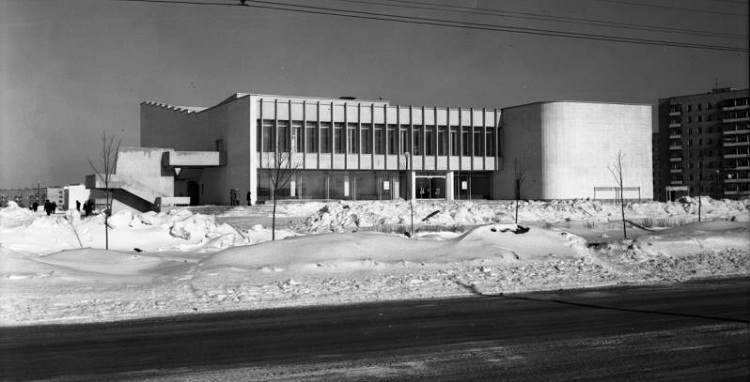 17 декабря 1978 года в Добром открылся кинотеатр «Русь», который поразил воображение жителей всего города. А на прошлой неделе он шокировал сообщением, что с 1 октября прекращает работу. Учреждение выстояло в лихие 90-е, пережило пандемию, но не смогло справиться с введенными санкциями в кинопрокате. Создавалось оно тоже непросто…