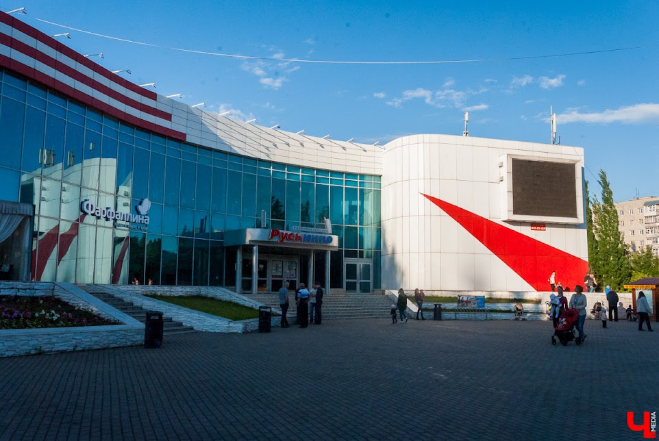 17 декабря 1978 года в Добром открылся кинотеатр «Русь», который поразил воображение жителей всего города. А на прошлой неделе он шокировал сообщением, что с 1 октября прекращает работу. Учреждение выстояло в лихие 90-е, пережило пандемию, но не смогло справиться с введенными санкциями в кинопрокате. Создавалось оно тоже непросто…