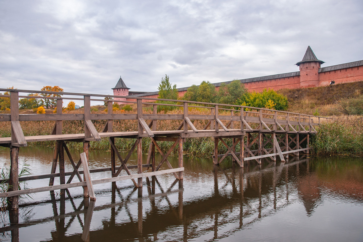 Суздаль готовится к своему юбилею. В рамках празднования тысячелетия в городе планируют обновить сразу несколько общественных мест. Среди них – берег реки Каменка. Вдоль водоема могут появиться пешеходная зона, сад и смотровая площадка.