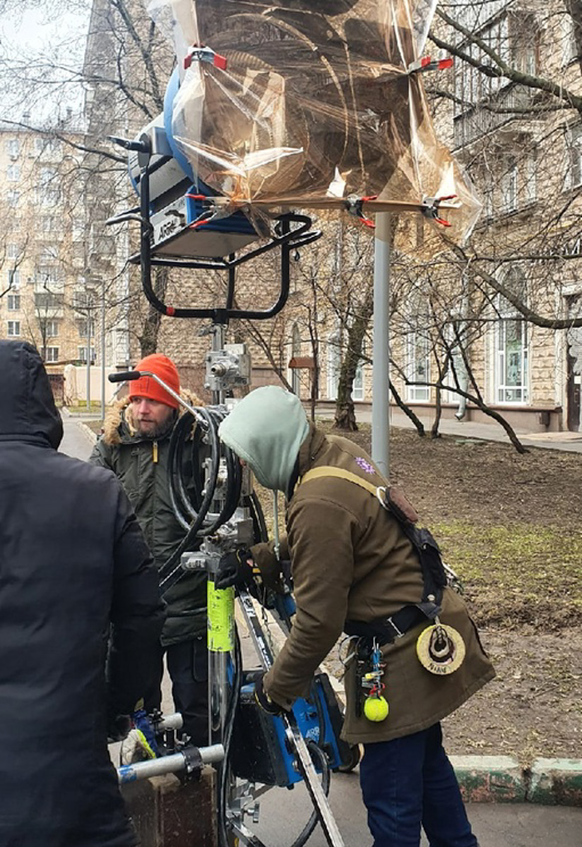 Вышел трейлер семейной комедии «Папы против мам» владимирского сценариста. История начинается с ссоры двух семейных пар: папы объявляют бойкот мамам. Дети решают помирить их, но ситуация становится все более запутанной. Фильм стал кинодебютом для звезды шоу «Уральские пельмени» Романа Постовалова и инстадивы с 10 миллионами подписчиков Елены Сажиной, больше известной как Helen Yes. А в эпизоде появляется лидер группы «Руки вверх» Сергей Жуков. 