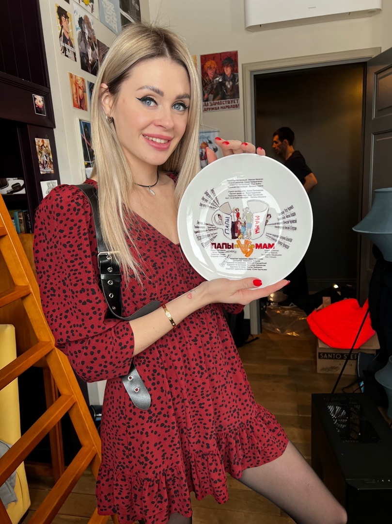 Вышел трейлер семейной комедии «Папы против мам» владимирского сценариста. История начинается с ссоры двух семейных пар: папы объявляют бойкот мамам. Дети решают помирить их, но ситуация становится все более запутанной. Фильм стал кинодебютом для звезды шоу «Уральские пельмени» Романа Постовалова и инстадивы с 10 миллионами подписчиков Елены Сажиной, больше известной как Helen Yes. А в эпизоде появляется лидер группы «Руки вверх» Сергей Жуков. 