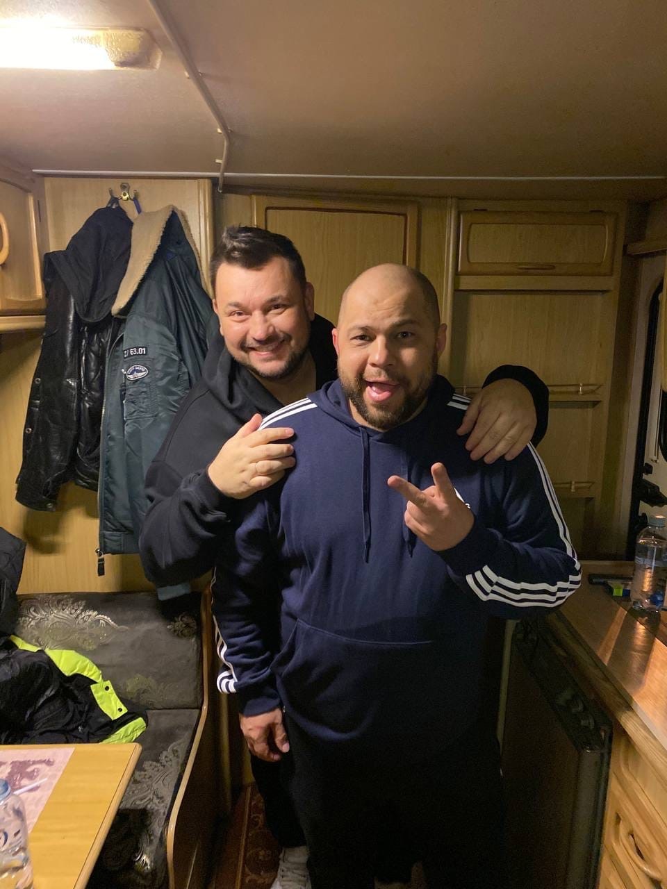 Вышел трейлер семейной комедии «Папы против мам» владимирского сценариста. История начинается с ссоры двух семейных пар: папы объявляют бойкот мамам. Дети решают помирить их, но ситуация становится все более запутанной. Фильм стал кинодебютом для звезды шоу «Уральские пельмени» Романа Постовалова и инстадивы с 10 миллионами подписчиков Елены Сажиной, больше известной как Helen Yes. А в эпизоде появляется лидер группы «Руки вверх» Сергей Жуков. 