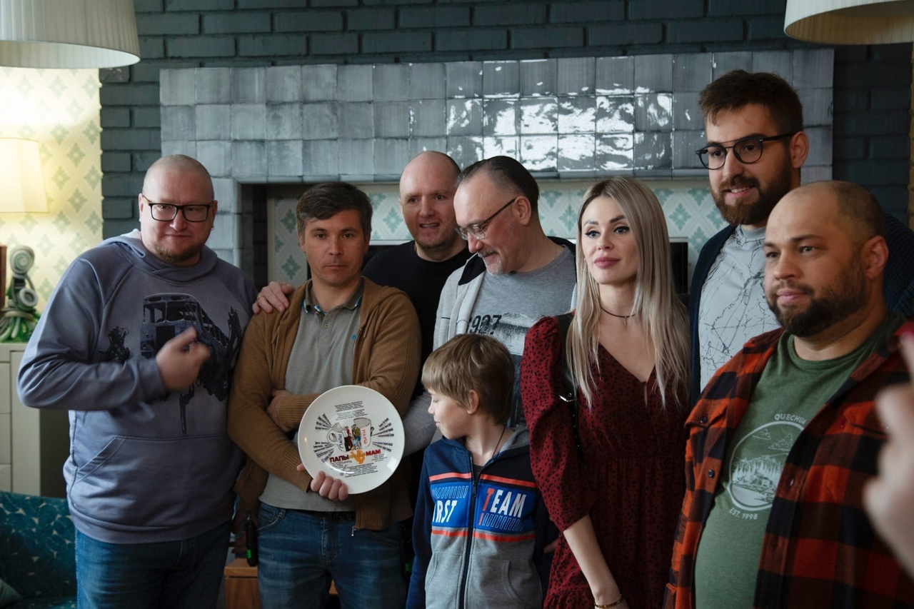 Вышел трейлер семейной комедии «Папы против мам» владимирского сценариста. История начинается с ссоры двух семейных пар: папы объявляют бойкот мамам. Дети решают помирить их, но ситуация становится все более запутанной. Фильм стал кинодебютом для звезды шоу «Уральские пельмени» Романа Постовалова и инстадивы с 10 миллионами подписчиков Елены Сажиной, больше известной как Helen Yes. А в эпизоде появляется лидер группы «Руки вверх» Сергей Жуков. 