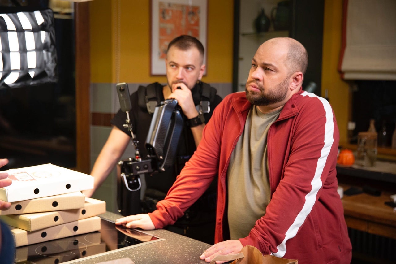 Вышел трейлер семейной комедии «Папы против мам» владимирского сценариста. История начинается с ссоры двух семейных пар: папы объявляют бойкот мамам. Дети решают помирить их, но ситуация становится все более запутанной. Фильм стал кинодебютом для звезды шоу «Уральские пельмени» Романа Постовалова и инстадивы с 10 миллионами подписчиков Елены Сажиной, больше известной как Helen Yes. А в эпизоде появляется лидер группы «Руки вверх» Сергей Жуков. 