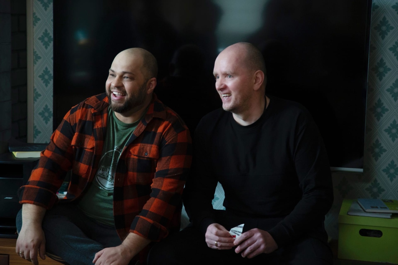 Вышел трейлер семейной комедии «Папы против мам» владимирского сценариста. История начинается с ссоры двух семейных пар: папы объявляют бойкот мамам. Дети решают помирить их, но ситуация становится все более запутанной. Фильм стал кинодебютом для звезды шоу «Уральские пельмени» Романа Постовалова и инстадивы с 10 миллионами подписчиков Елены Сажиной, больше известной как Helen Yes. А в эпизоде появляется лидер группы «Руки вверх» Сергей Жуков. 