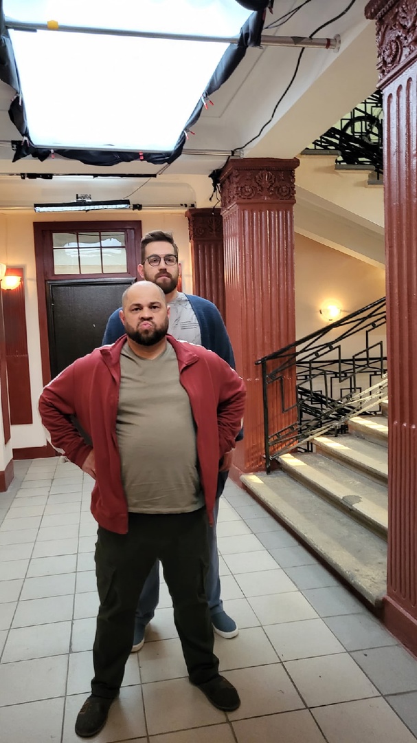 Вышел трейлер семейной комедии «Папы против мам» владимирского сценариста. История начинается с ссоры двух семейных пар: папы объявляют бойкот мамам. Дети решают помирить их, но ситуация становится все более запутанной. Фильм стал кинодебютом для звезды шоу «Уральские пельмени» Романа Постовалова и инстадивы с 10 миллионами подписчиков Елены Сажиной, больше известной как Helen Yes. А в эпизоде появляется лидер группы «Руки вверх» Сергей Жуков. 