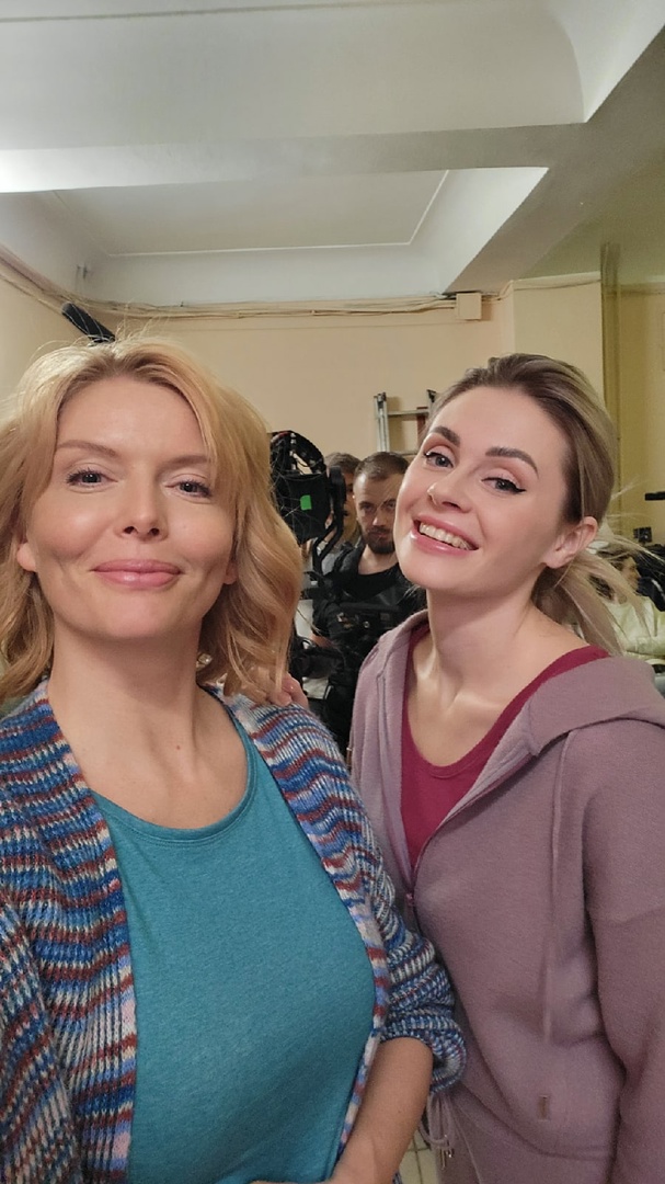 Вышел трейлер семейной комедии «Папы против мам» владимирского сценариста. История начинается с ссоры двух семейных пар: папы объявляют бойкот мамам. Дети решают помирить их, но ситуация становится все более запутанной. Фильм стал кинодебютом для звезды шоу «Уральские пельмени» Романа Постовалова и инстадивы с 10 миллионами подписчиков Елены Сажиной, больше известной как Helen Yes. А в эпизоде появляется лидер группы «Руки вверх» Сергей Жуков. 