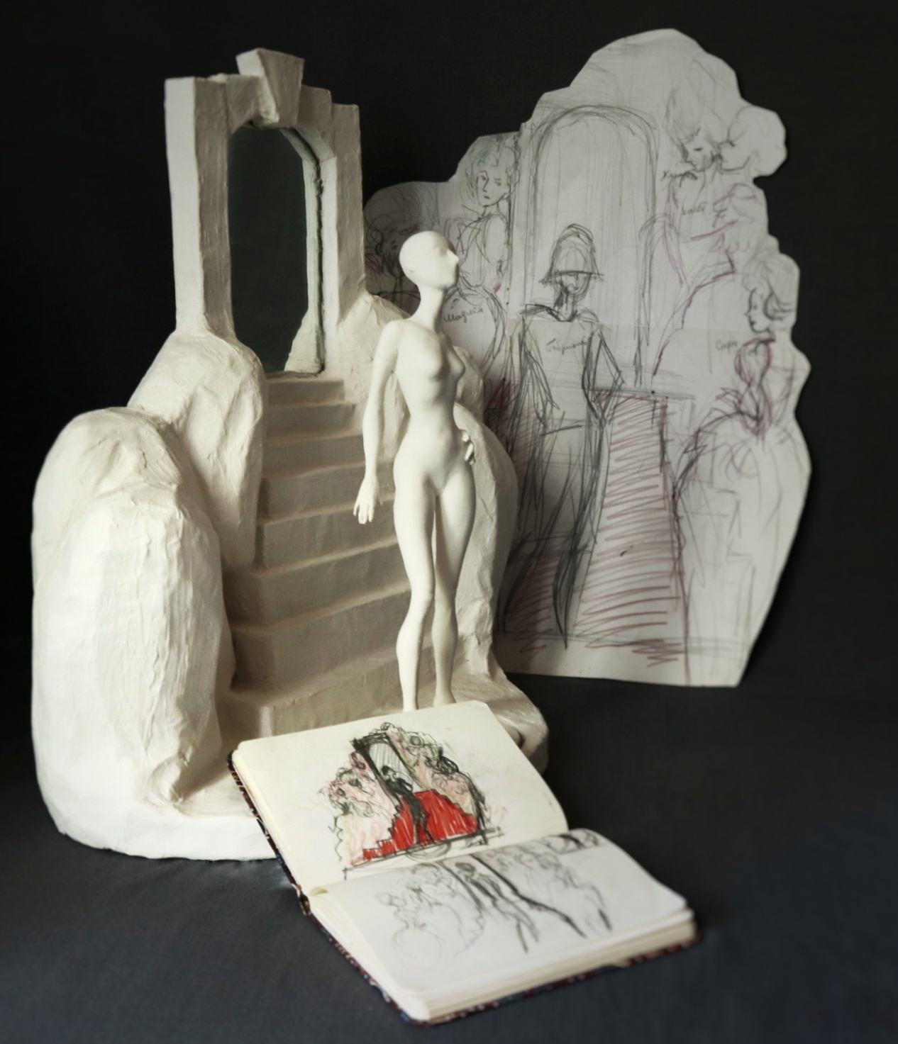 Рассказать историю моды без слов возможно. Взгляните на семь статичных кукол, которые сделала Елена Головкина. Сюжет очевиден. «Восхождение маленького черного платья» сегодня в числе фаворитов престижного конкурса авторских работ на тему «Подиум».