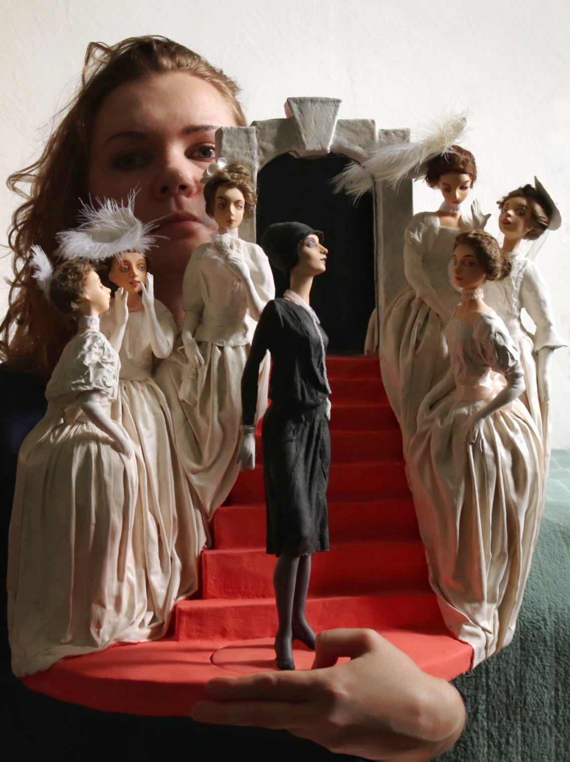 Рассказать историю моды без слов возможно. Взгляните на семь статичных кукол, которые сделала Елена Головкина. Сюжет очевиден. «Восхождение маленького черного платья» сегодня в числе фаворитов престижного конкурса авторских работ на тему «Подиум».