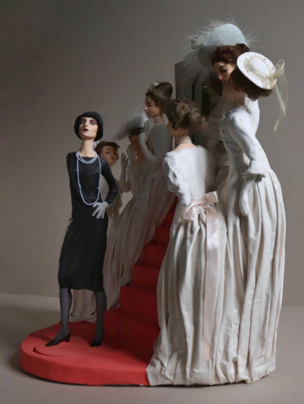 Рассказать историю моды без слов возможно. Взгляните на семь статичных кукол, которые сделала Елена Головкина. Сюжет очевиден. «Восхождение маленького черного платья» сегодня в числе фаворитов престижного конкурса авторских работ на тему «Подиум».