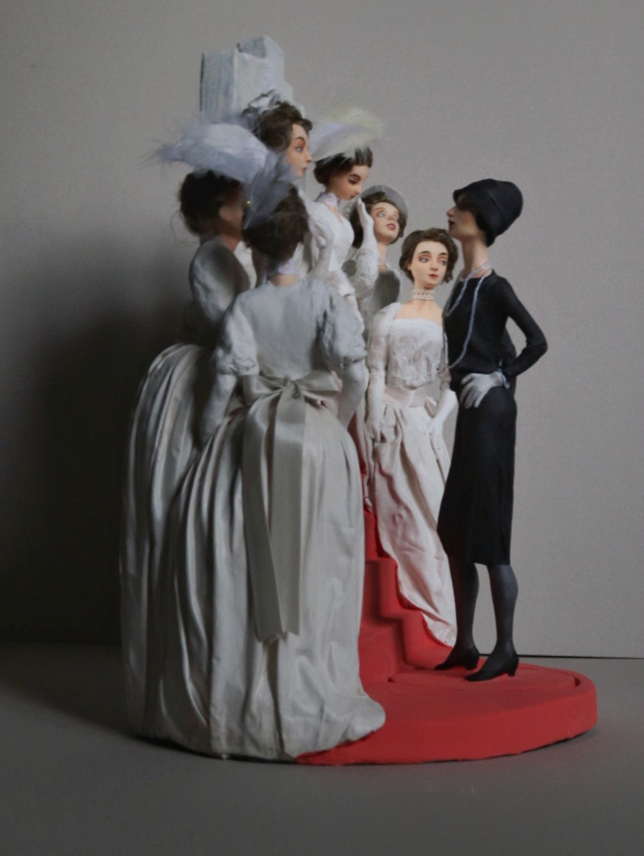 Рассказать историю моды без слов возможно. Взгляните на семь статичных кукол, которые сделала Елена Головкина. Сюжет очевиден. «Восхождение маленького черного платья» сегодня в числе фаворитов престижного конкурса авторских работ на тему «Подиум».