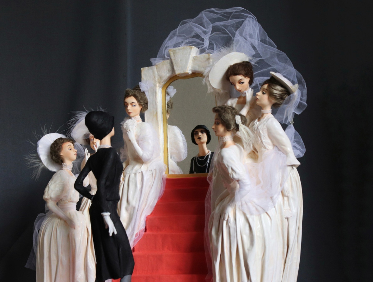 Рассказать историю моды без слов возможно. Взгляните на семь статичных кукол, которые сделала Елена Головкина. Сюжет очевиден. «Восхождение маленького черного платья» сегодня в числе фаворитов престижного конкурса авторских работ на тему «Подиум».