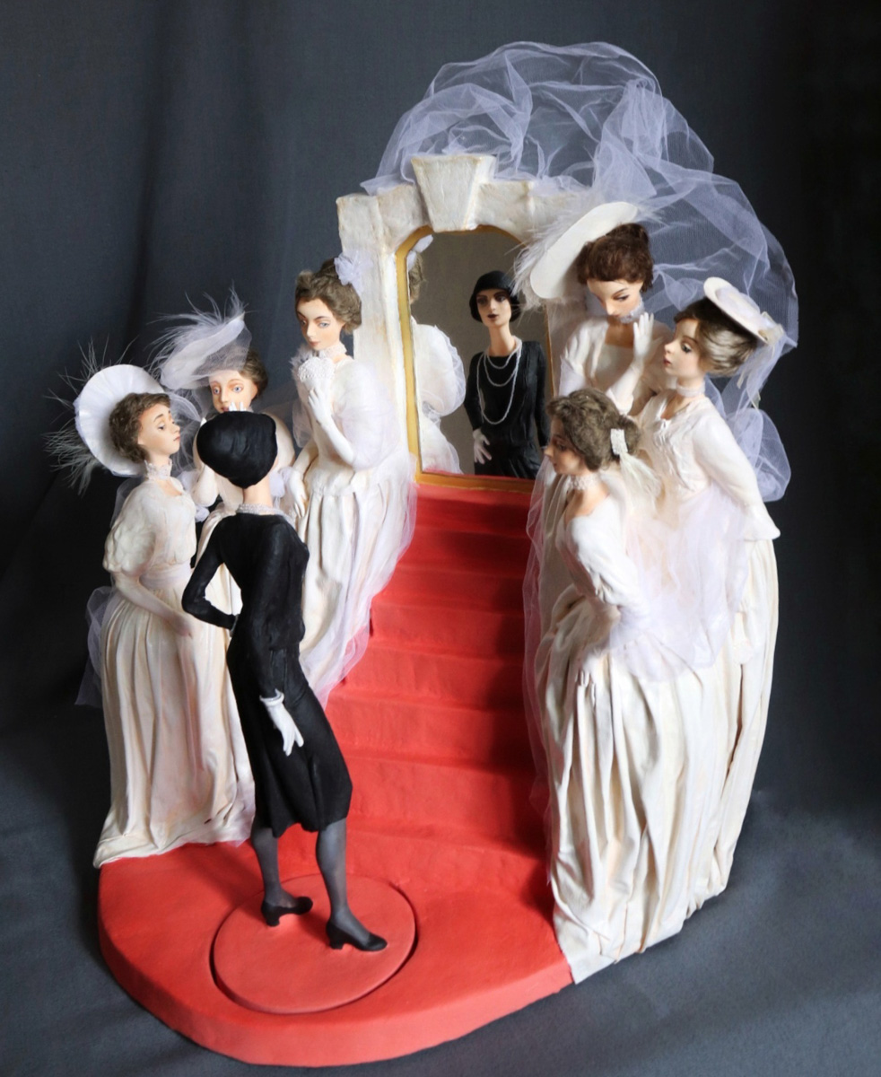 Рассказать историю моды без слов возможно. Взгляните на семь статичных кукол, которые сделала Елена Головкина. Сюжет очевиден. «Восхождение маленького черного платья» сегодня в числе фаворитов престижного конкурса авторских работ на тему «Подиум».