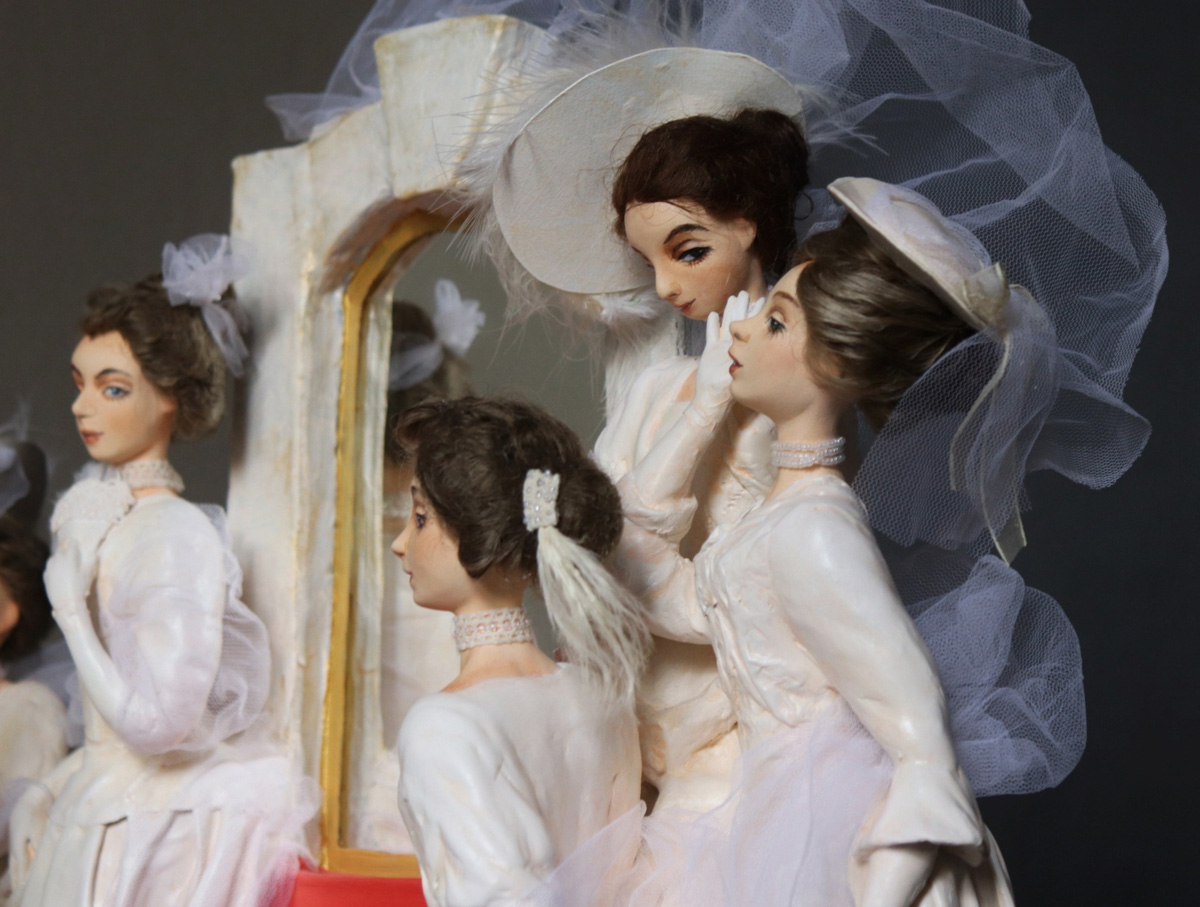 Рассказать историю моды без слов возможно. Взгляните на семь статичных кукол, которые сделала Елена Головкина. Сюжет очевиден. «Восхождение маленького черного платья» сегодня в числе фаворитов престижного конкурса авторских работ на тему «Подиум».