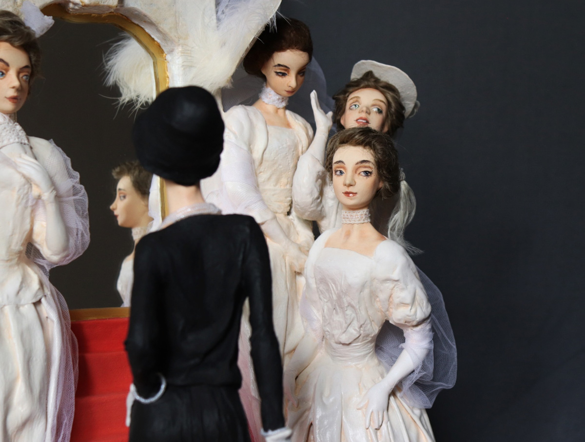 Рассказать историю моды без слов возможно. Взгляните на семь статичных кукол, которые сделала Елена Головкина. Сюжет очевиден. «Восхождение маленького черного платья» сегодня в числе фаворитов престижного конкурса авторских работ на тему «Подиум».