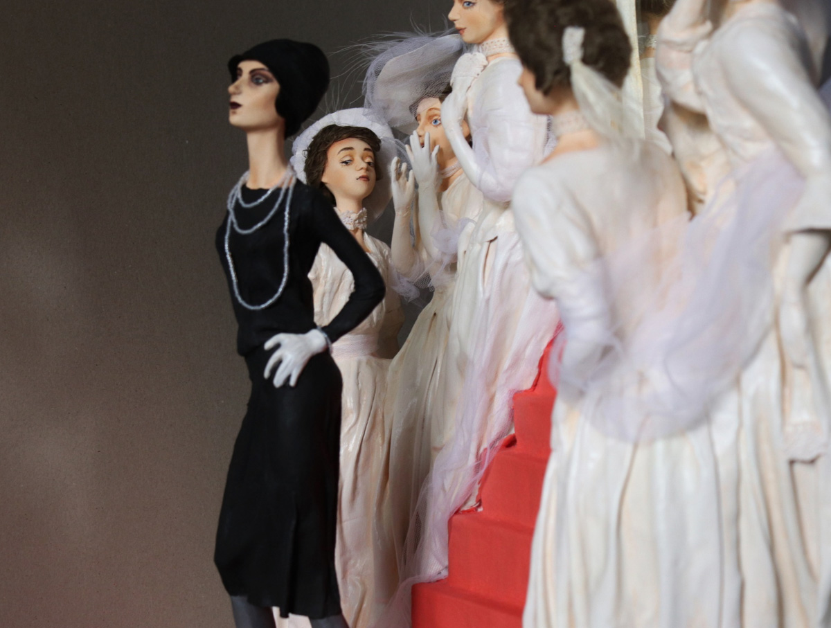 Рассказать историю моды без слов возможно. Взгляните на семь статичных кукол, которые сделала Елена Головкина. Сюжет очевиден. «Восхождение маленького черного платья» сегодня в числе фаворитов престижного конкурса авторских работ на тему «Подиум».