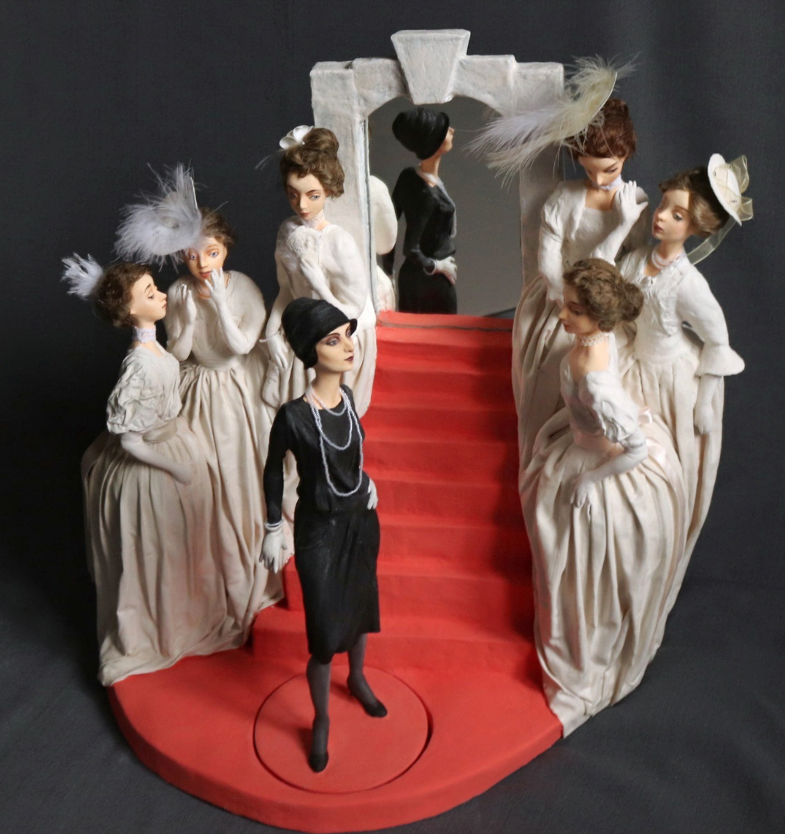 Рассказать историю моды без слов возможно. Взгляните на семь статичных кукол, которые сделала Елена Головкина. Сюжет очевиден. «Восхождение маленького черного платья» сегодня в числе фаворитов престижного конкурса авторских работ на тему «Подиум».