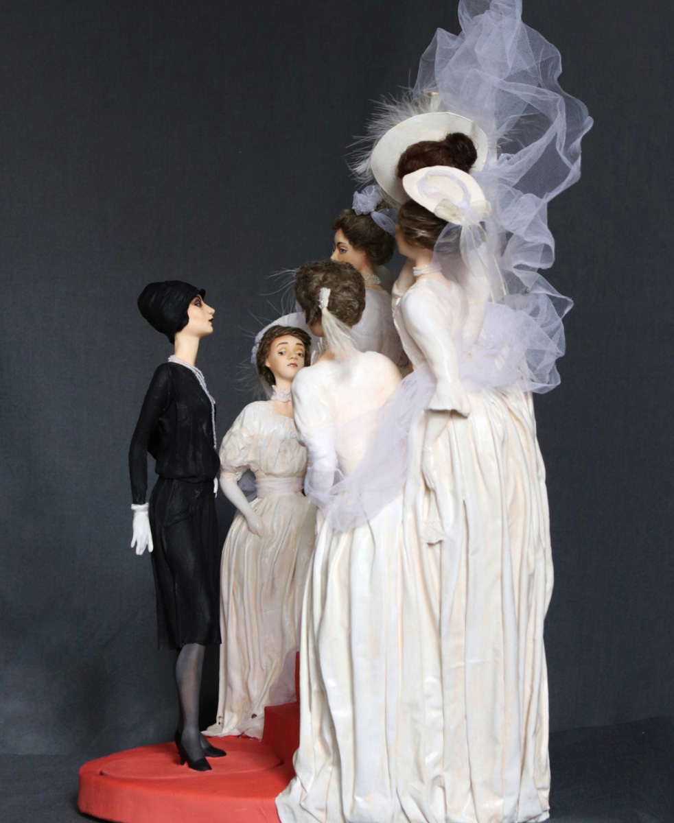 Рассказать историю моды без слов возможно. Взгляните на семь статичных кукол, которые сделала Елена Головкина. Сюжет очевиден. «Восхождение маленького черного платья» сегодня в числе фаворитов престижного конкурса авторских работ на тему «Подиум».