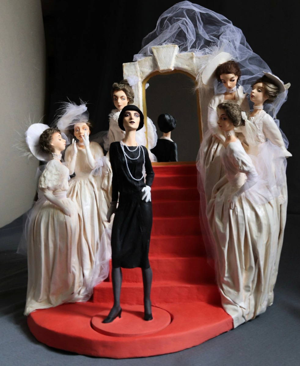 Рассказать историю моды без слов возможно. Взгляните на семь статичных кукол, которые сделала Елена Головкина. Сюжет очевиден. «Восхождение маленького черного платья» сегодня в числе фаворитов престижного конкурса авторских работ на тему «Подиум».