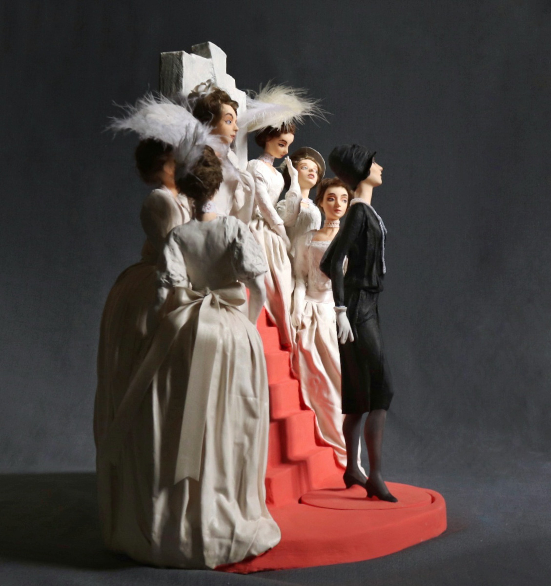 Рассказать историю моды без слов возможно. Взгляните на семь статичных кукол, которые сделала Елена Головкина. Сюжет очевиден. «Восхождение маленького черного платья» сегодня в числе фаворитов престижного конкурса авторских работ на тему «Подиум».