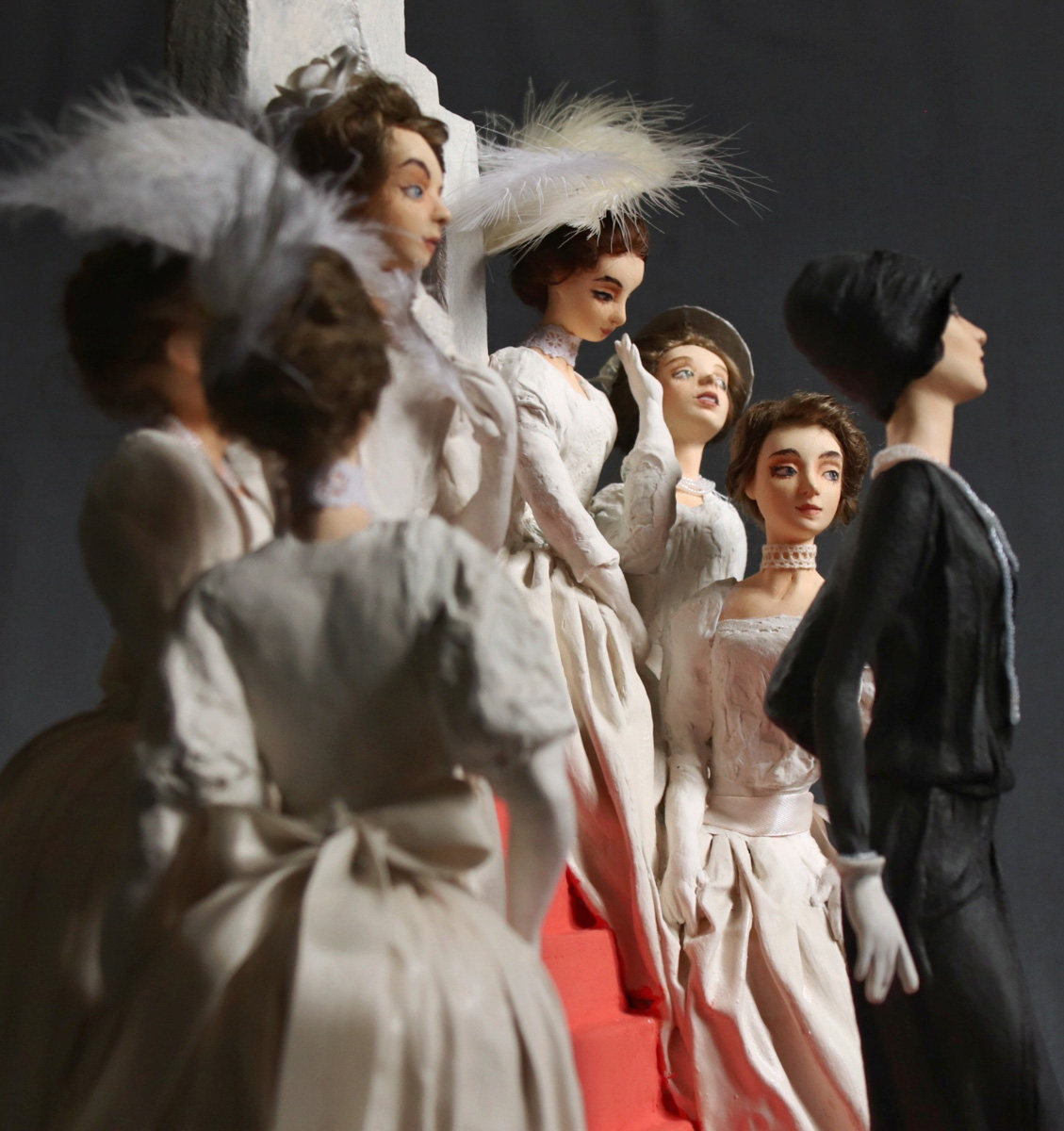 Рассказать историю моды без слов возможно. Взгляните на семь статичных кукол, которые сделала Елена Головкина. Сюжет очевиден. «Восхождение маленького черного платья» сегодня в числе фаворитов престижного конкурса авторских работ на тему «Подиум».