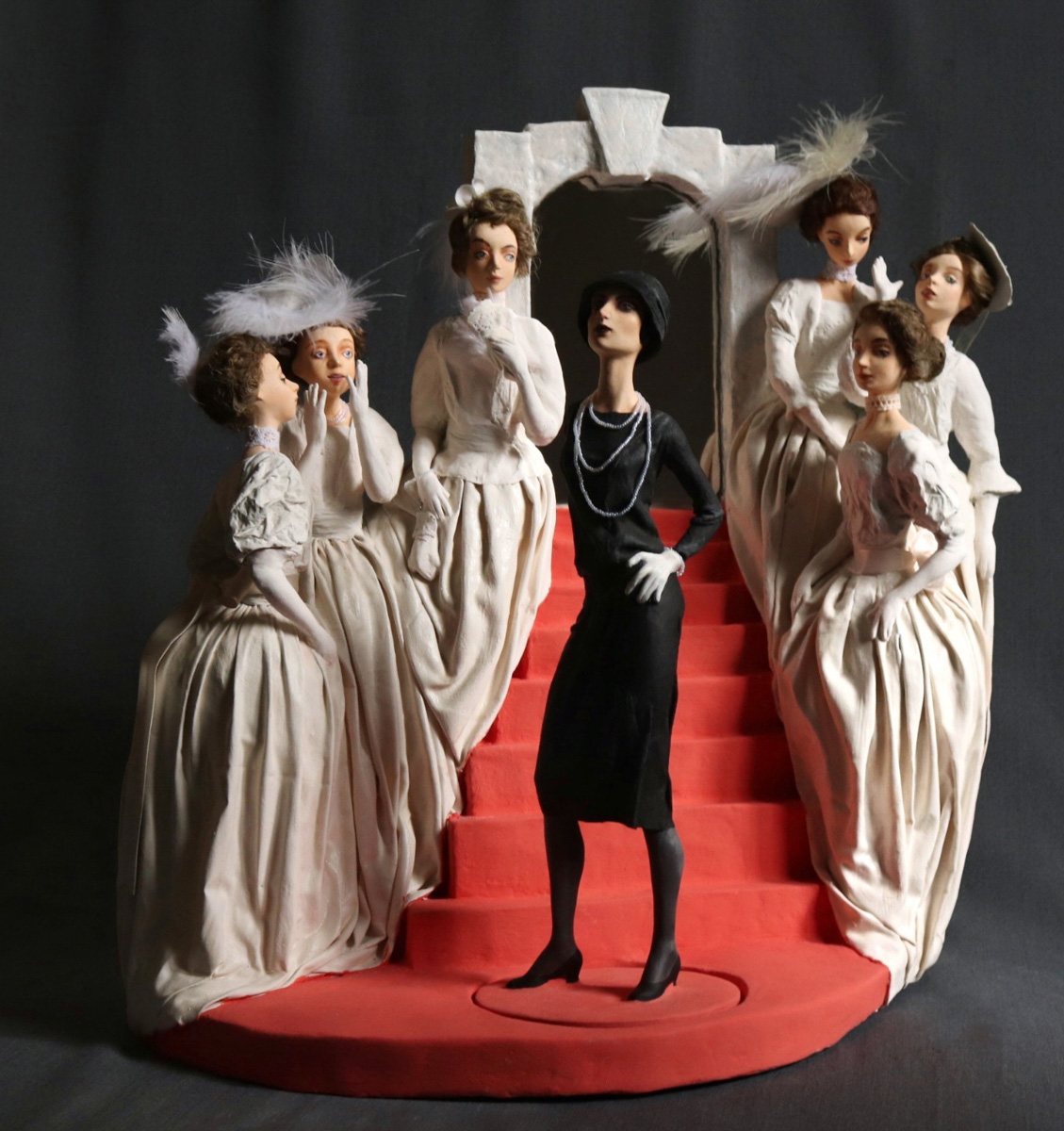 Рассказать историю моды без слов возможно. Взгляните на семь статичных кукол, которые сделала Елена Головкина. Сюжет очевиден. «Восхождение маленького черного платья» сегодня в числе фаворитов престижного конкурса авторских работ на тему «Подиум».