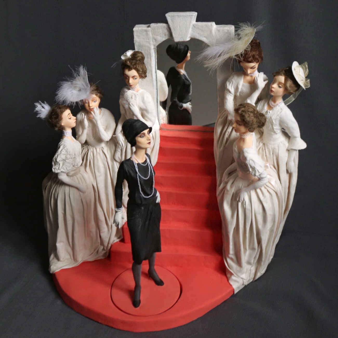 Рассказать историю моды без слов возможно. Взгляните на семь статичных кукол, которые сделала Елена Головкина. Сюжет очевиден. «Восхождение маленького черного платья» сегодня в числе фаворитов престижного конкурса авторских работ на тему «Подиум».