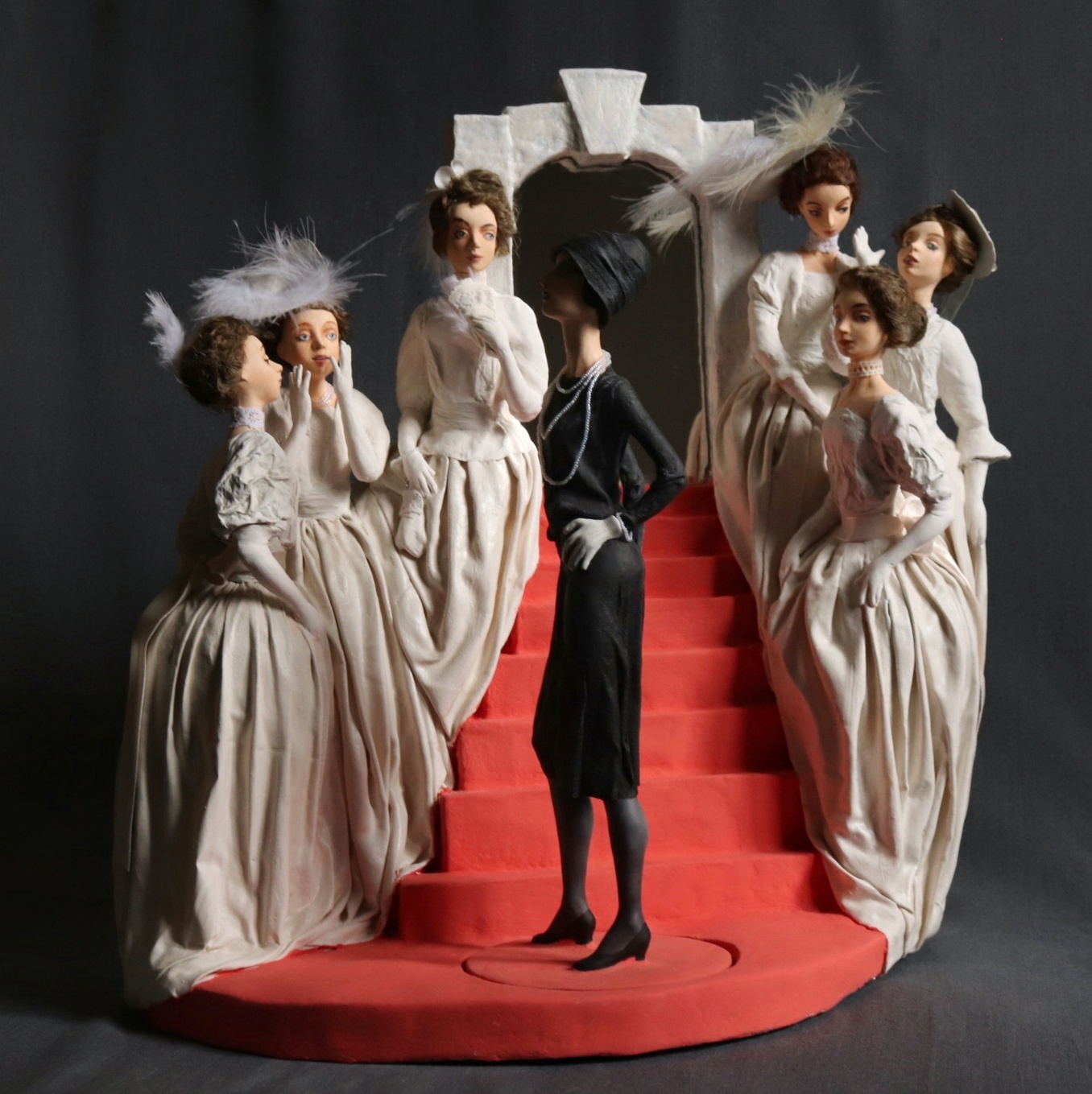 Рассказать историю моды без слов возможно. Взгляните на семь статичных кукол, которые сделала Елена Головкина. Сюжет очевиден. «Восхождение маленького черного платья» сегодня в числе фаворитов престижного конкурса авторских работ на тему «Подиум».