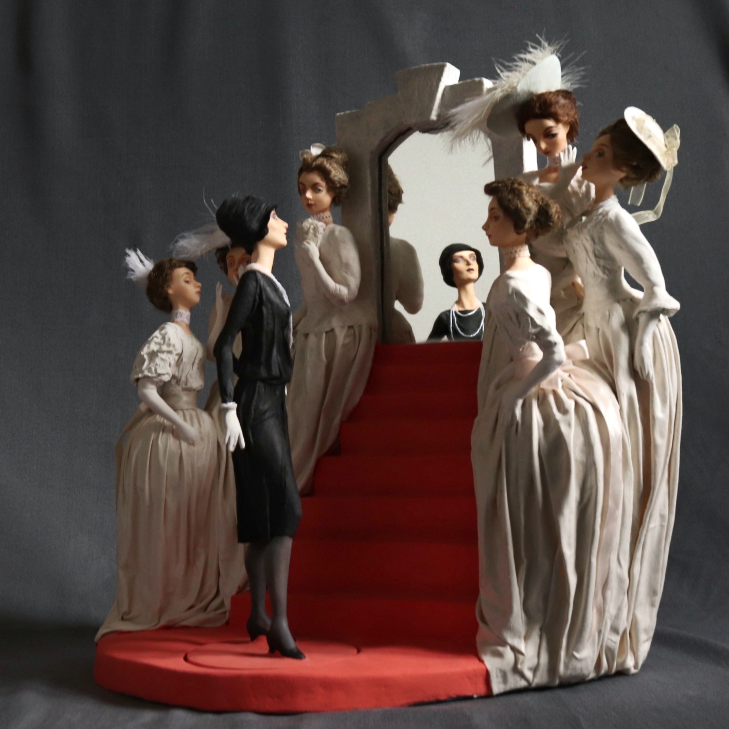 Рассказать историю моды без слов возможно. Взгляните на семь статичных кукол, которые сделала Елена Головкина. Сюжет очевиден. «Восхождение маленького черного платья» сегодня в числе фаворитов престижного конкурса авторских работ на тему «Подиум».