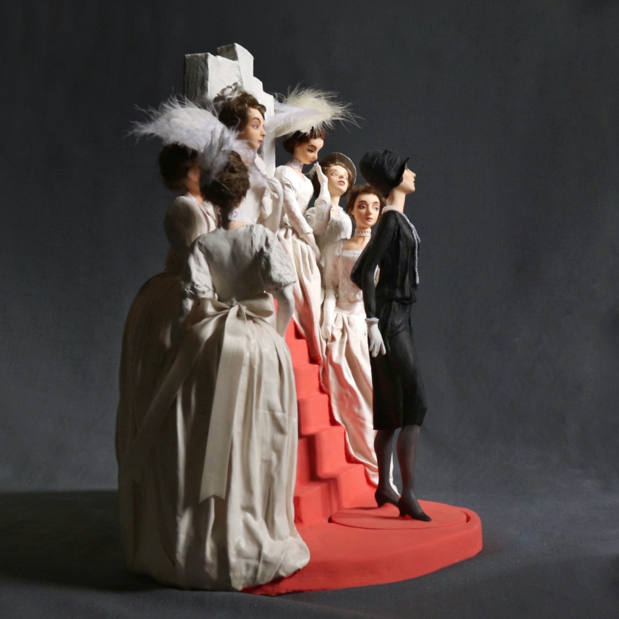 Рассказать историю моды без слов возможно. Взгляните на семь статичных кукол, которые сделала Елена Головкина. Сюжет очевиден. «Восхождение маленького черного платья» сегодня в числе фаворитов престижного конкурса авторских работ на тему «Подиум».