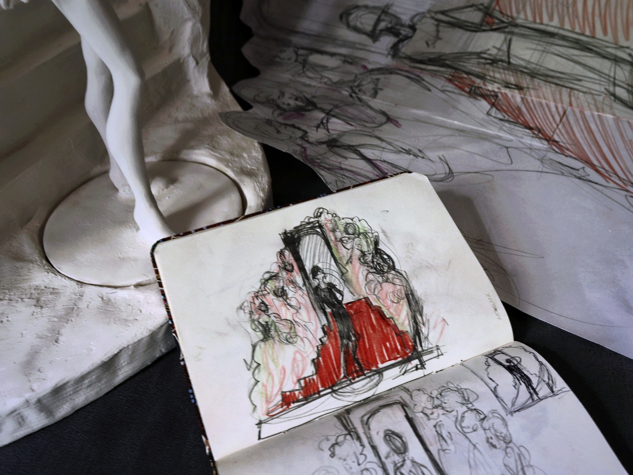 Рассказать историю моды без слов возможно. Взгляните на семь статичных кукол, которые сделала Елена Головкина. Сюжет очевиден. «Восхождение маленького черного платья» сегодня в числе фаворитов престижного конкурса авторских работ на тему «Подиум».