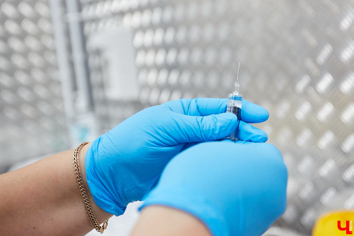 Заботиться о своем здоровье необходимо, как ни крути. Особенно когда количество заболевших коронавирусом снова начало увеличиваться, да и грипп того и гляди нагрянет и принесет с собой кучу неприятных симптомов и море возможных осложнений. «Одним словом, пора прививаться», – решила журналист «Ключ-Медиа» и отправилась в дополнительный пункт вакцинации во Владимире.