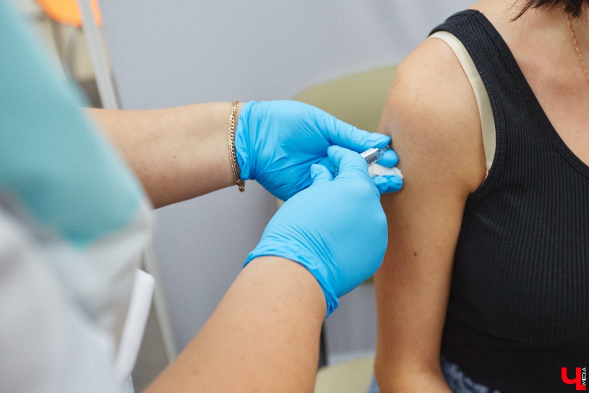 Заботиться о своем здоровье необходимо, как ни крути. Особенно когда количество заболевших коронавирусом снова начало увеличиваться, да и грипп того и гляди нагрянет и принесет с собой кучу неприятных симптомов и море возможных осложнений. «Одним словом, пора прививаться», – решила журналист «Ключ-Медиа» и отправилась в дополнительный пункт вакцинации во Владимире.