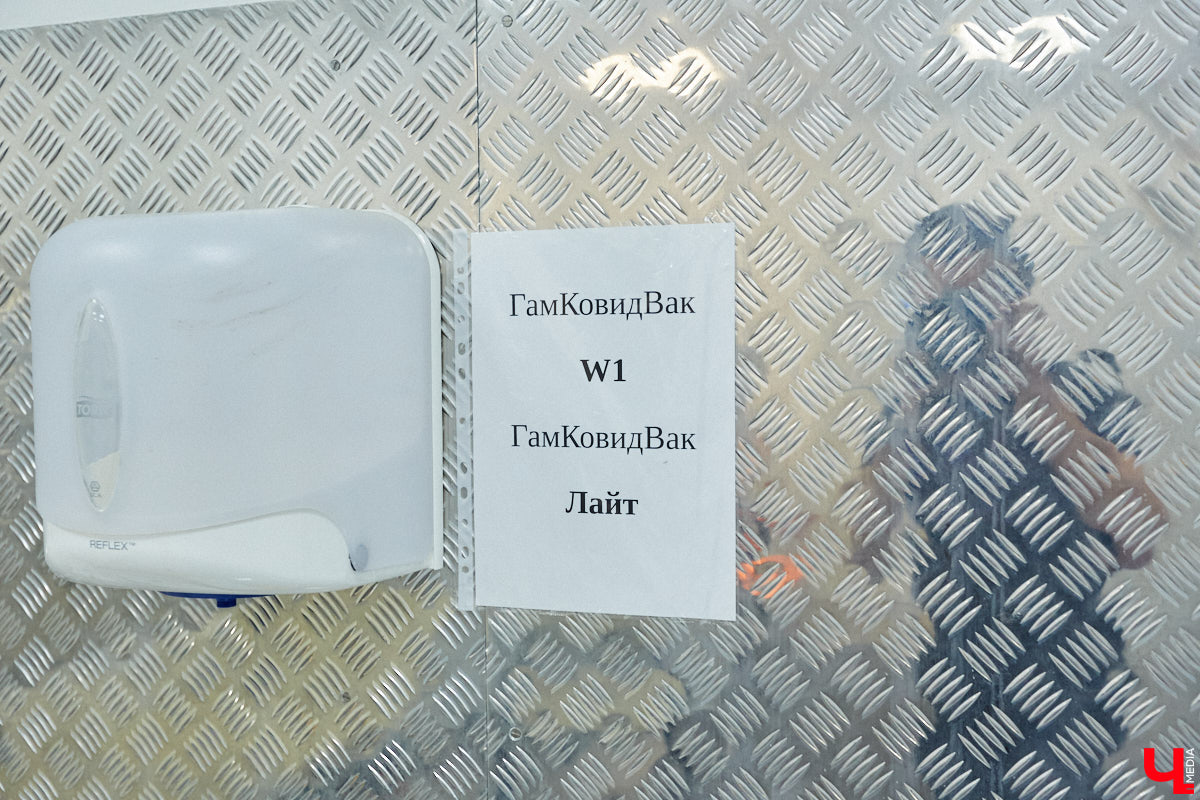 Заботиться о своем здоровье необходимо, как ни крути. Особенно когда количество заболевших коронавирусом снова начало увеличиваться, да и грипп того и гляди нагрянет и принесет с собой кучу неприятных симптомов и море возможных осложнений. «Одним словом, пора прививаться», – решила журналист «Ключ-Медиа» и отправилась в дополнительный пункт вакцинации во Владимире.