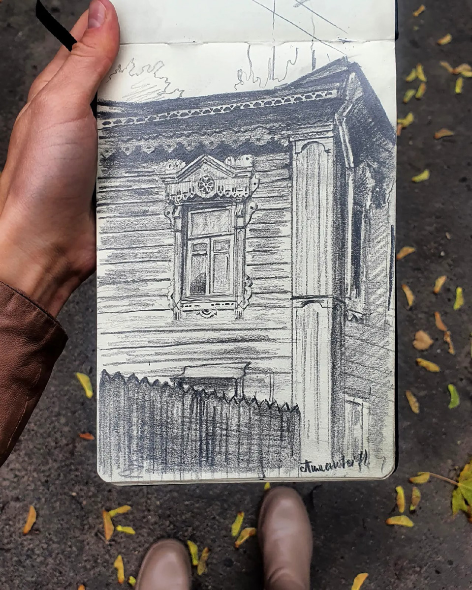 Жительница областного центра Наталья Пименова выражает любовь к родному городу на бумаге. Из выразительных средств – все оттенки серого. Сегодня зарисовки девушки стали хорошо узнаваемыми. На графических скетчах – знакомые улочки и объекты архитектуры.