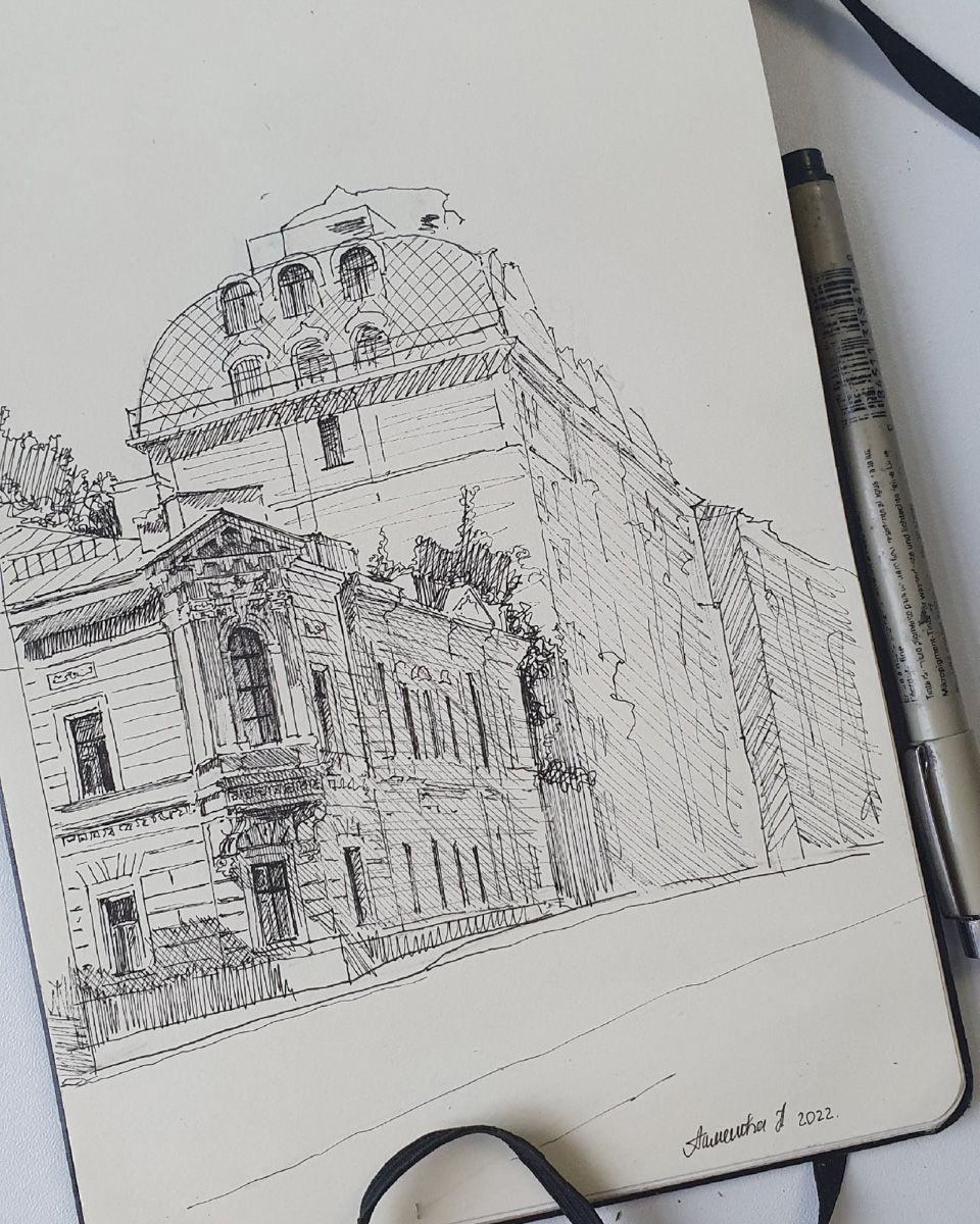 Жительница областного центра Наталья Пименова выражает любовь к родному городу на бумаге. Из выразительных средств – все оттенки серого. Сегодня зарисовки девушки стали хорошо узнаваемыми. На графических скетчах – знакомые улочки и объекты архитектуры.