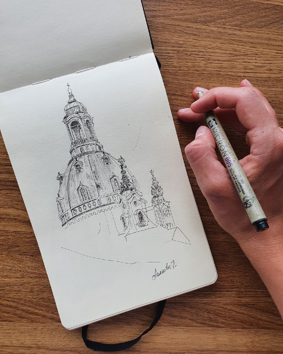 Жительница областного центра Наталья Пименова выражает любовь к родному городу на бумаге. Из выразительных средств – все оттенки серого. Сегодня зарисовки девушки стали хорошо узнаваемыми. На графических скетчах – знакомые улочки и объекты архитектуры.