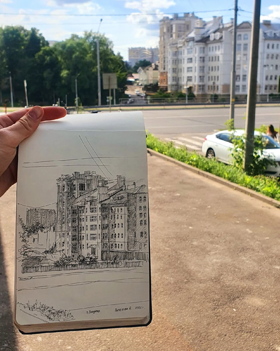 Жительница областного центра Наталья Пименова выражает любовь к родному городу на бумаге. Из выразительных средств – все оттенки серого. Сегодня зарисовки девушки стали хорошо узнаваемыми. На графических скетчах – знакомые улочки и объекты архитектуры.