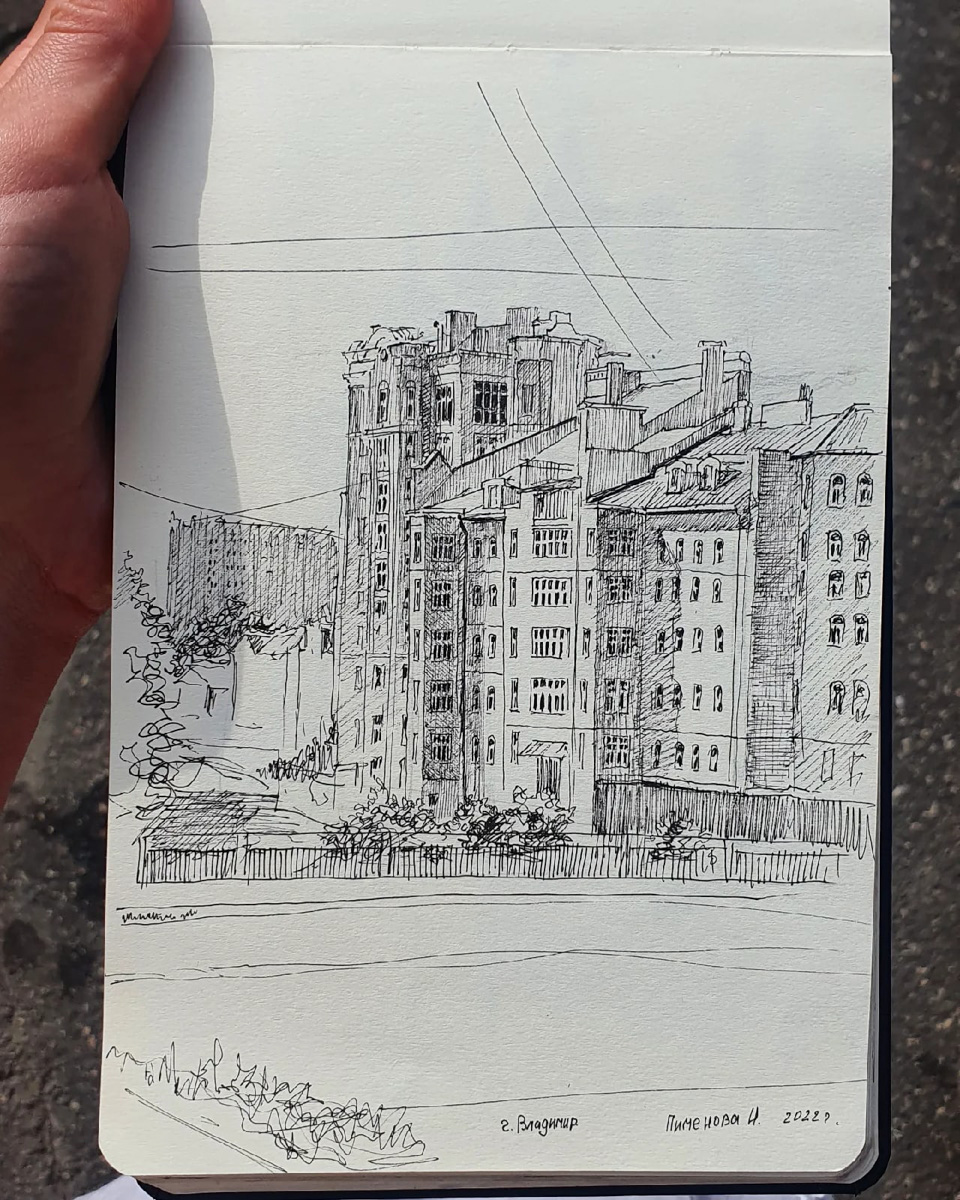 Жительница областного центра Наталья Пименова выражает любовь к родному городу на бумаге. Из выразительных средств – все оттенки серого. Сегодня зарисовки девушки стали хорошо узнаваемыми. На графических скетчах – знакомые улочки и объекты архитектуры.